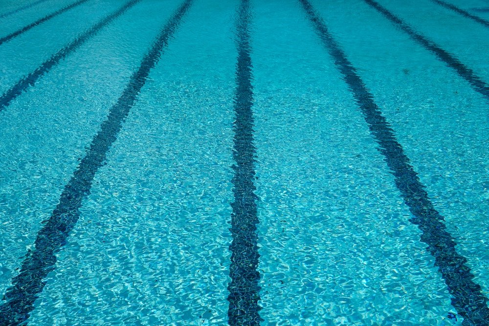 Piscine municipale intérieur vue sur le bassin de natation