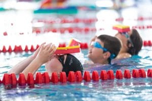Enfants participant à un stage natation pendant les vacances chez Aqua°bulles